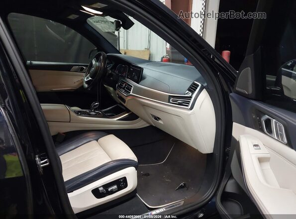 5UXCX6C03N9J68840 2022 BMW X7 Dark Blue Widok wnętrza z przodu