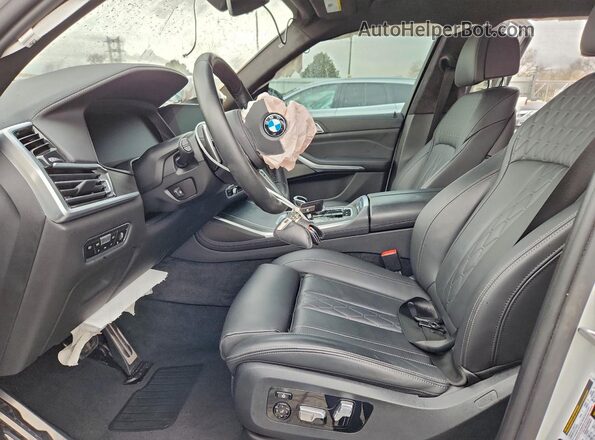 5UXCX6C08N9K12704 2022 BMW X7 White Front interior view
