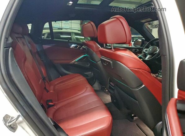 5UXCY8C09L9B98482 2020 BMW X6 White Vista interior trasera