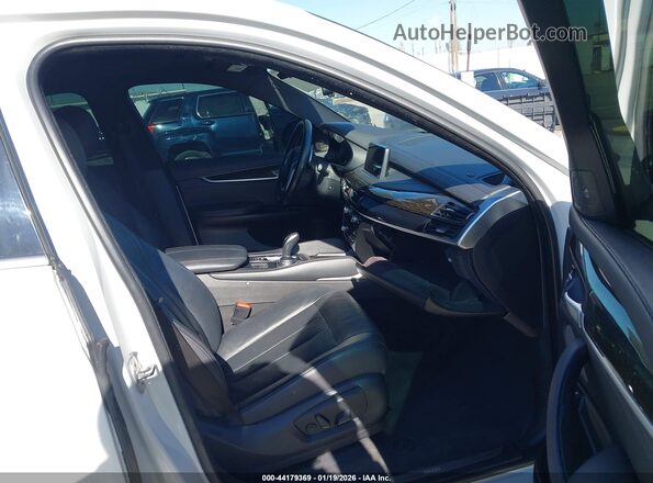 5UXKU2C50J0X49638 2018 BMW X6 Белый Вид салона спереди