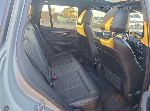 5UXTR9C5XJLD64300 2018 BMW X3 Серебряный Вид задней части салона