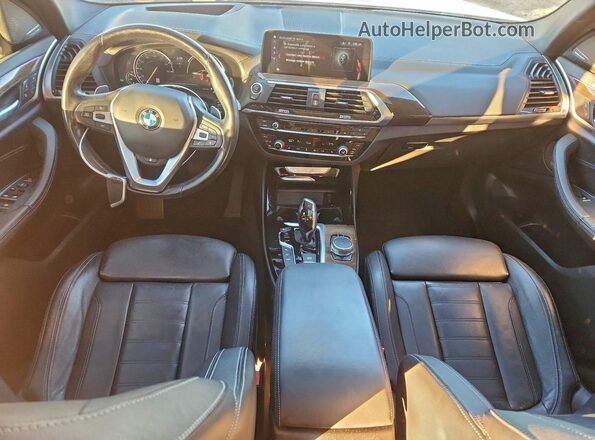 5UXTR9C5XJLD64300 2018 BMW X3 Серебряный Вид панели приборов