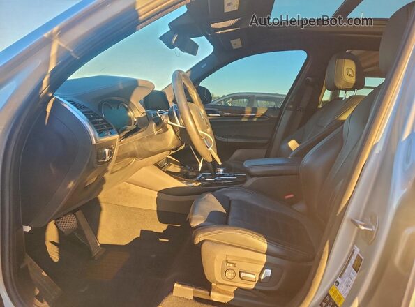 5UXTR9C5XJLD64300 2018 BMW X3 Серебряный Вид салона спереди