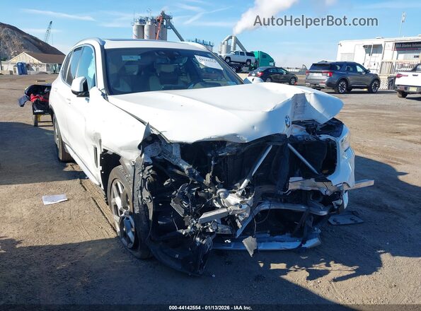 5UXTY3C09M9E85535 2021 BMW X3 White Widok z przodu