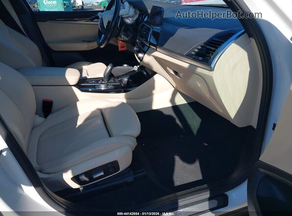 5UXTY3C09M9E85535 2021 BMW X3 White Widok wnętrza z przodu