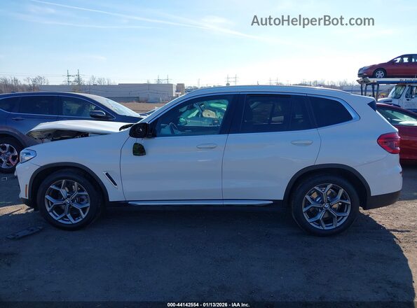 5UXTY3C09M9E85535 2021 BMW X3 White Widok wnętrza z tyłu