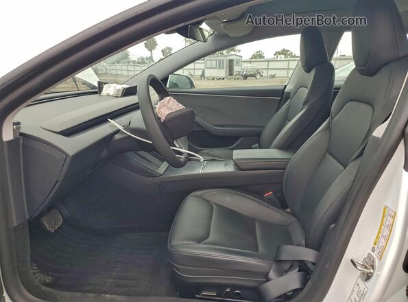 5YJ3E1EA2RF823677 2024 TESLA MODEL Белый Вид салона спереди