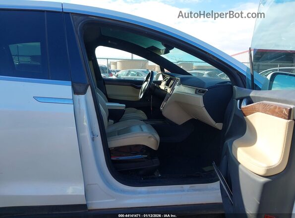 5YJXCBE2XGF008775 2016 TESLA MODEL X Белый Вид салона спереди