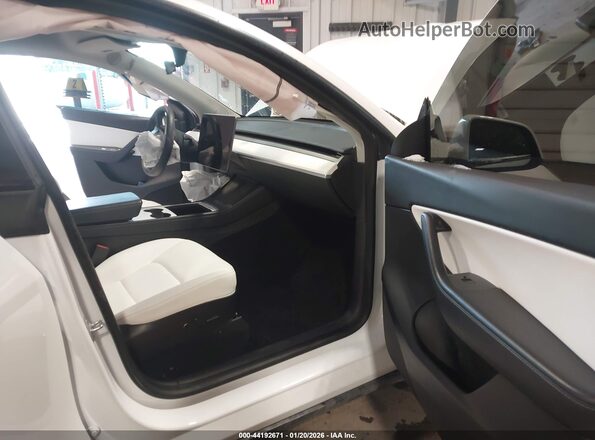 5YJYGAEEXMF186940 2021 TESLA MODEL Y White Вид салону спереду