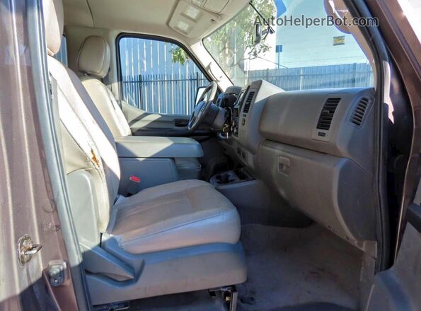 5BZAF0AAXGN853139 2016 NISSAN NV Коричневый Вид сзади