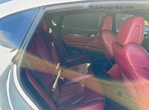 ZAM56RPS0H1236696 2017 MASERATI QUATTROPOR Белый Вид салона спереди