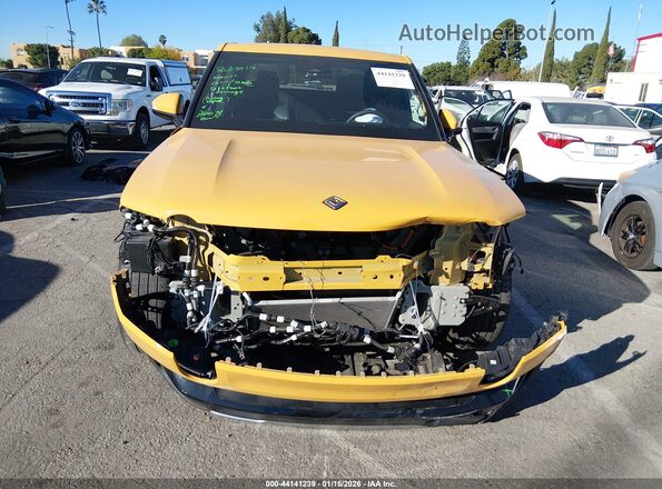 7FCTGAAA2PN019677 2023 RIVIAN R1T Желтый Вид задней части салона