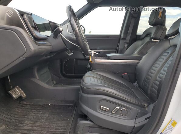 7FCTGAAA5PN021777 2023 RIVIAN R1T Белый Вид салона спереди