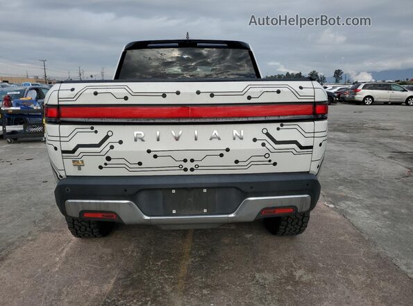 7FCTGAAA5PN021777 2023 RIVIAN R1T Белый Вид сзади
