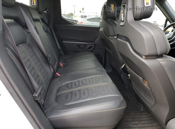 7FCTGAAA5PN021777 2023 RIVIAN R1T Белый Вид задних сидений