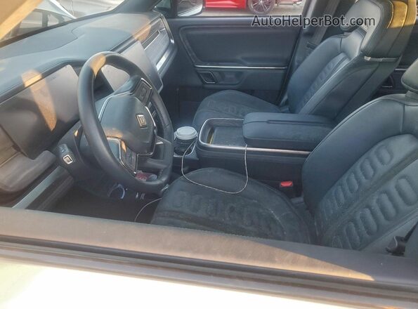 7FCTGAAAXNN006947 2022 RIVIAN R1T Silver Вид салону спереду