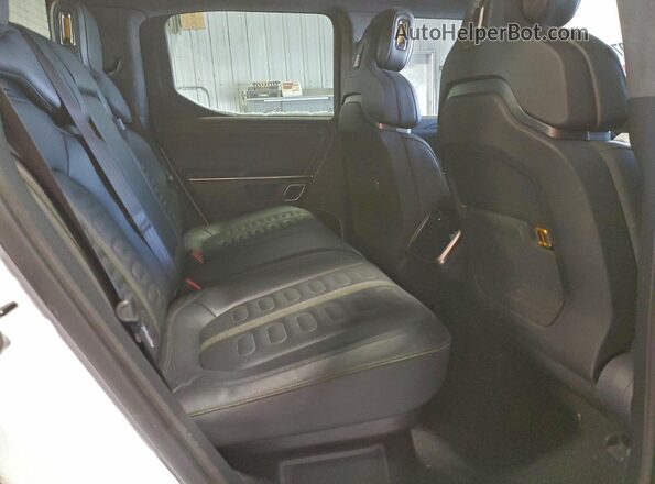 7FCTGAAL0NN002830 2022 RIVIAN R1T Белый Вид задних сидений