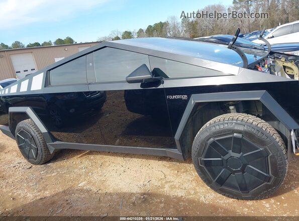7G2CEHED0RA013462 2024 TESLA CYBERTRUCK Black Widok wnętrza z tyłu