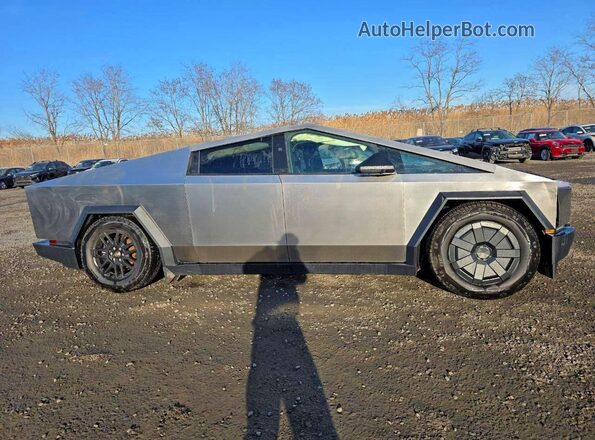 7G2CEHED0SA079712 2025 TESLA CYBERTRUCK Серебряный Вид спереди