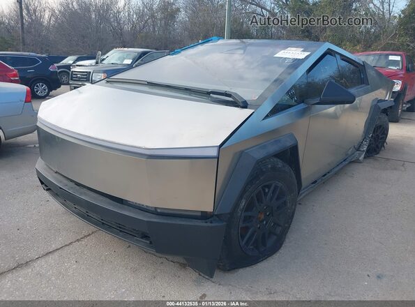 7G2CEHED2SA066444 2025 TESLA CYBERTRUCK Gray წინა მარცხენა ხედი სამი მეოთხედიდან