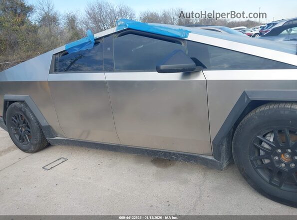 7G2CEHED2SA066444 2025 TESLA CYBERTRUCK Gray ხელსაწყოთა პანელის ხედი