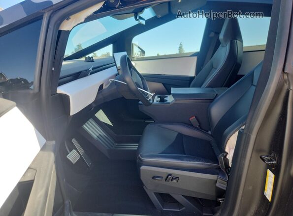 7G2CEHED3RA019188 2024 TESLA CYBERTRUCK Серебряный Вид салона спереди