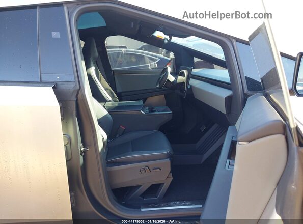 7G2CEHED5RA048417 2024 TESLA CYBERTRUCK Silver Вид салону спереду