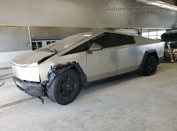 7G2CEHED6SA071954 2025 TESLA CYBERTRUCK Silver წინა მარცხენა ხედი სამი მეოთხედიდან