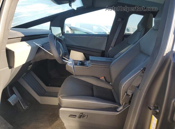 7G2CEHED7SA071428 2025 TESLA CYBERTRUCK Silver Widok wnętrza z przodu
