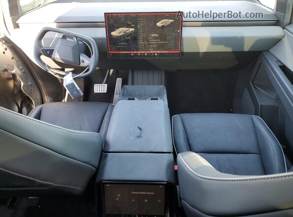 7G2CEHED7SA071428 2025 TESLA CYBERTRUCK Silver Widok deski rozdzielczej