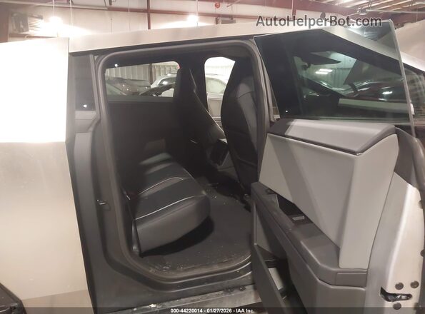 7G2CEHED8SA070952 2025 TESLA CYBERTRUCK Silver Widok naklejki z numerem VIN