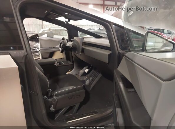 7G2CEHED8SA070952 2025 TESLA CYBERTRUCK Silver Widok wnętrza z przodu