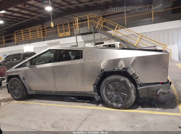 7G2CEHED8SA070952 2025 TESLA CYBERTRUCK Silver Widok wnętrza z tyłu