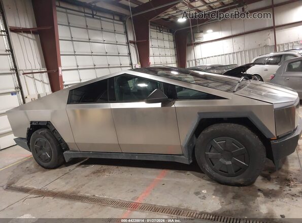 7G2CEHED8SA070952 2025 TESLA CYBERTRUCK Silver Widok zestawu wskaźników