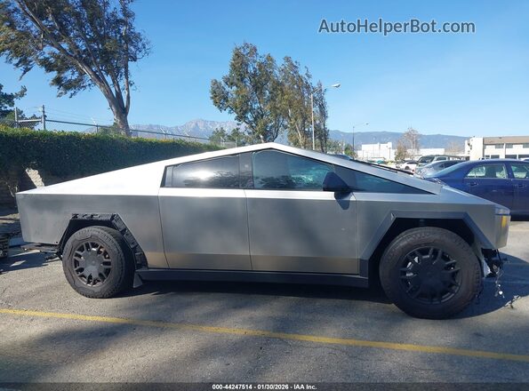 7G2CEHEDXSA060505 2025 TESLA CYBERTRUCK Серебряный Вид задней части салона