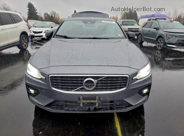 7JRA22TM1KG011979 2019 VOLVO S60 Silver Widok z przodu