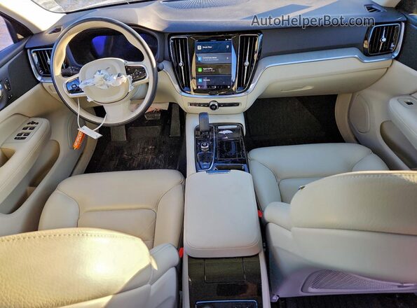 7JRH60FW7PG249072 2023 VOLVO S60 Серебряный Вид панели приборов