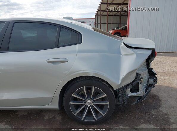 7JRL12FZXNG157854 2022 VOLVO S60 Серебряный Вид спереди