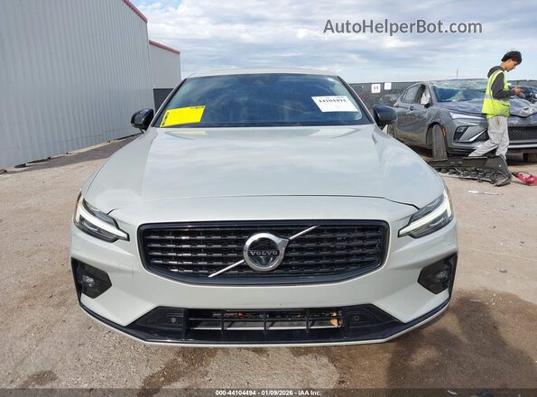 7JRL12FZXNG157854 2022 VOLVO S60 Серебряный Вид задней части салона