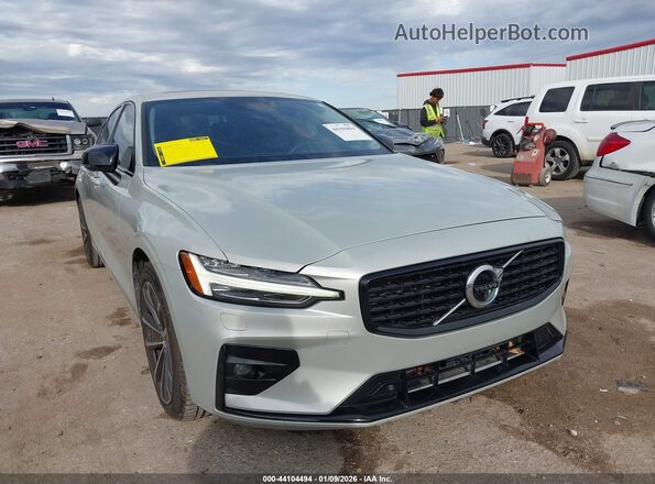 7JRL12FZXNG157854 2022 VOLVO S60 Серебряный Передняя правая четверть