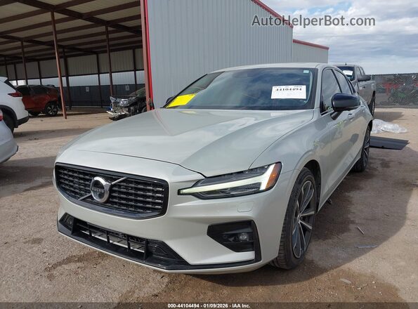7JRL12FZXNG157854 2022 VOLVO S60 Серебряный Передняя левая четверть