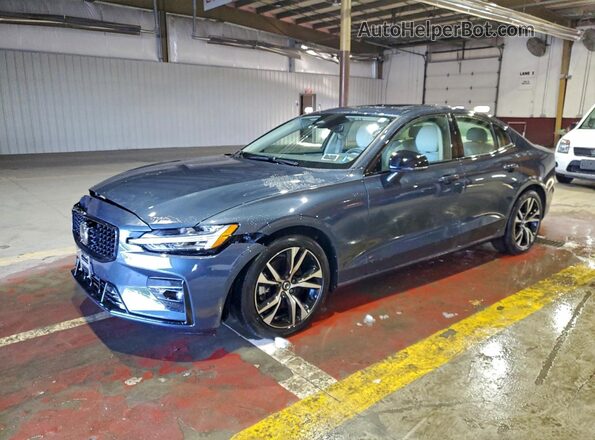 7JRL12GC3SG364527 2025 VOLVO S60 Серый Передняя левая четверть
