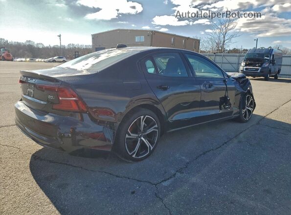 7JRL12TK4RG322231 2024 VOLVO S60 Черный Задняя правая четверть