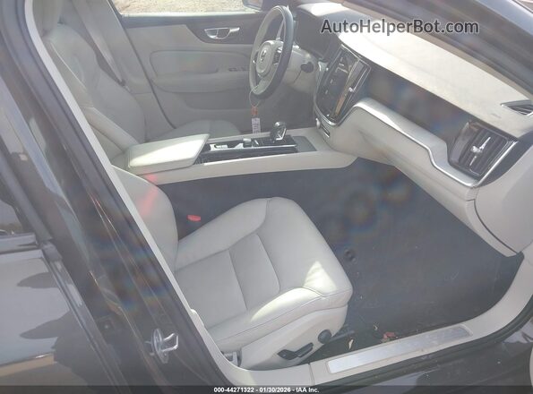 7JRL12TL6RG326516 2024 VOLVO S60 Gray Vista interior delantera