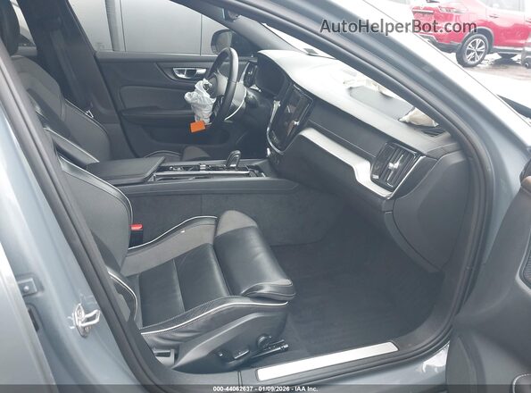 7JRL12TM8NG162320 2022 VOLVO S60 Бирюзовый Вид салона спереди