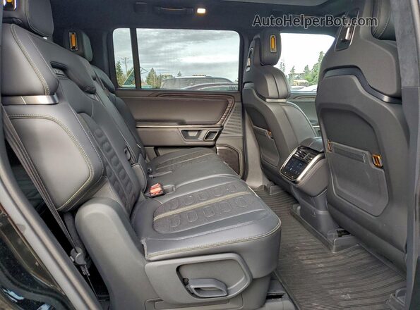 7PDSGABA3PN004341 2023 RIVIAN R1S Black Vista interior trasera