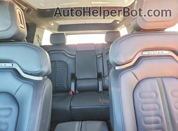 7PDSGABA6PN018752 2023 RIVIAN R1S Синий Вид задних сидений