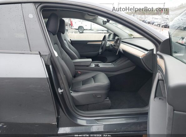 7SAYGDED8SA375060 2025 TESLA MODEL Y Черный Вид салона спереди