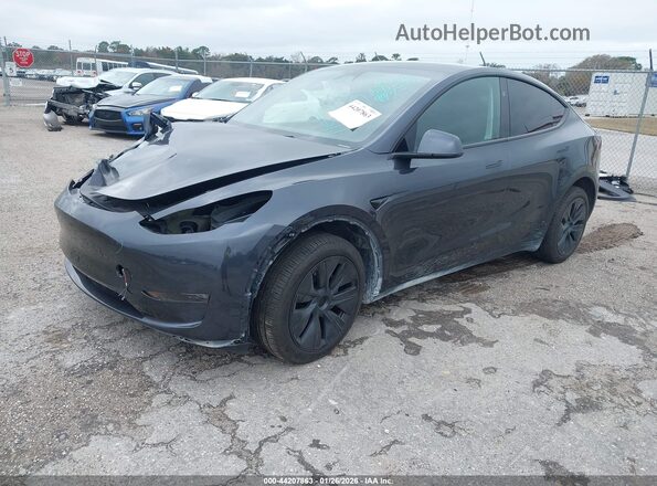 7SAYGDEE0SA354468 2025 TESLA MODEL Y Gray Առջևի ձախ երեք քառորդ տեսարան