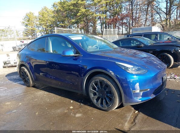 7SAYGDEE6RA220297 2024 TESLA MODEL Y Blue Przód prawy